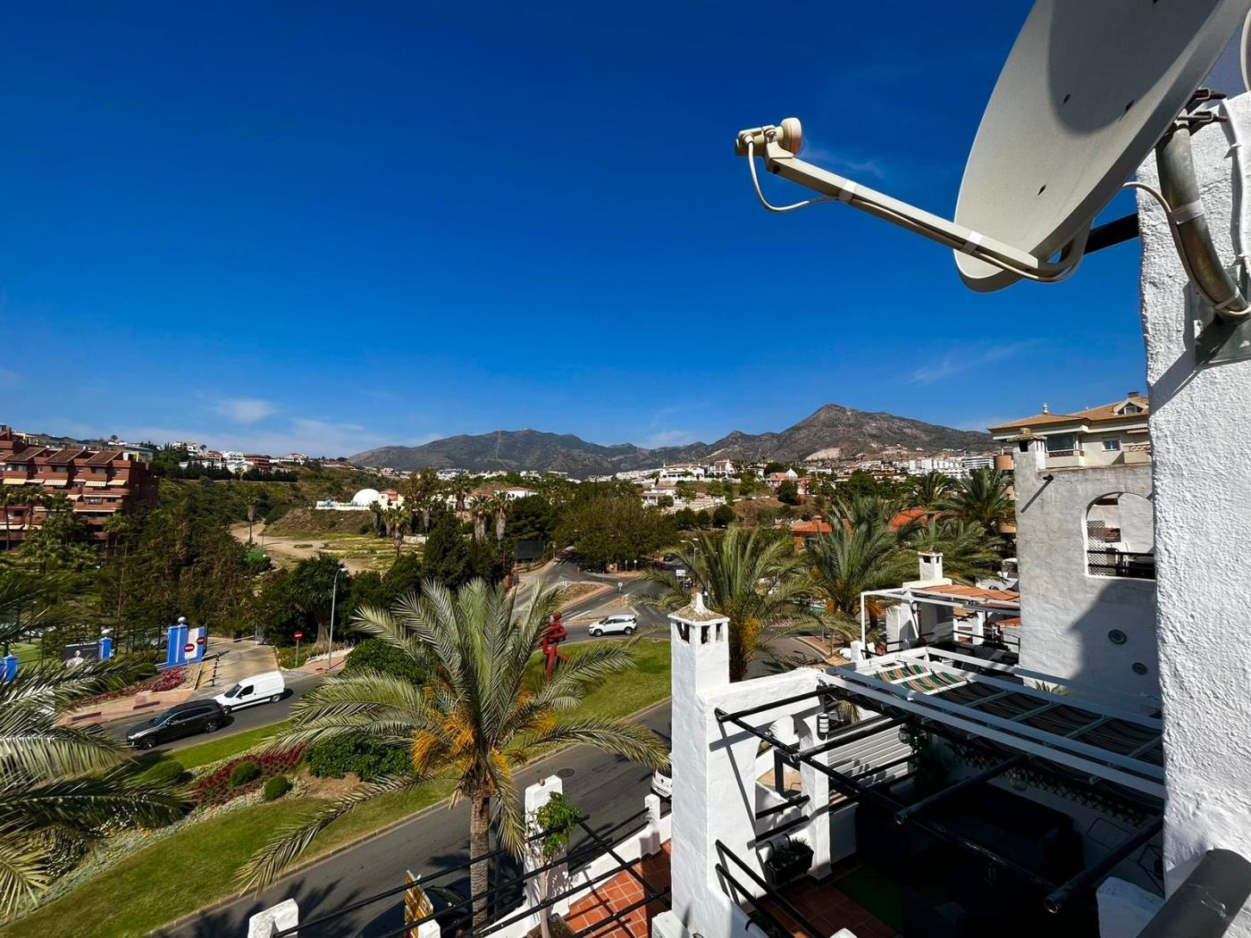 1 letto con vista sulle montagne in Benalmádena