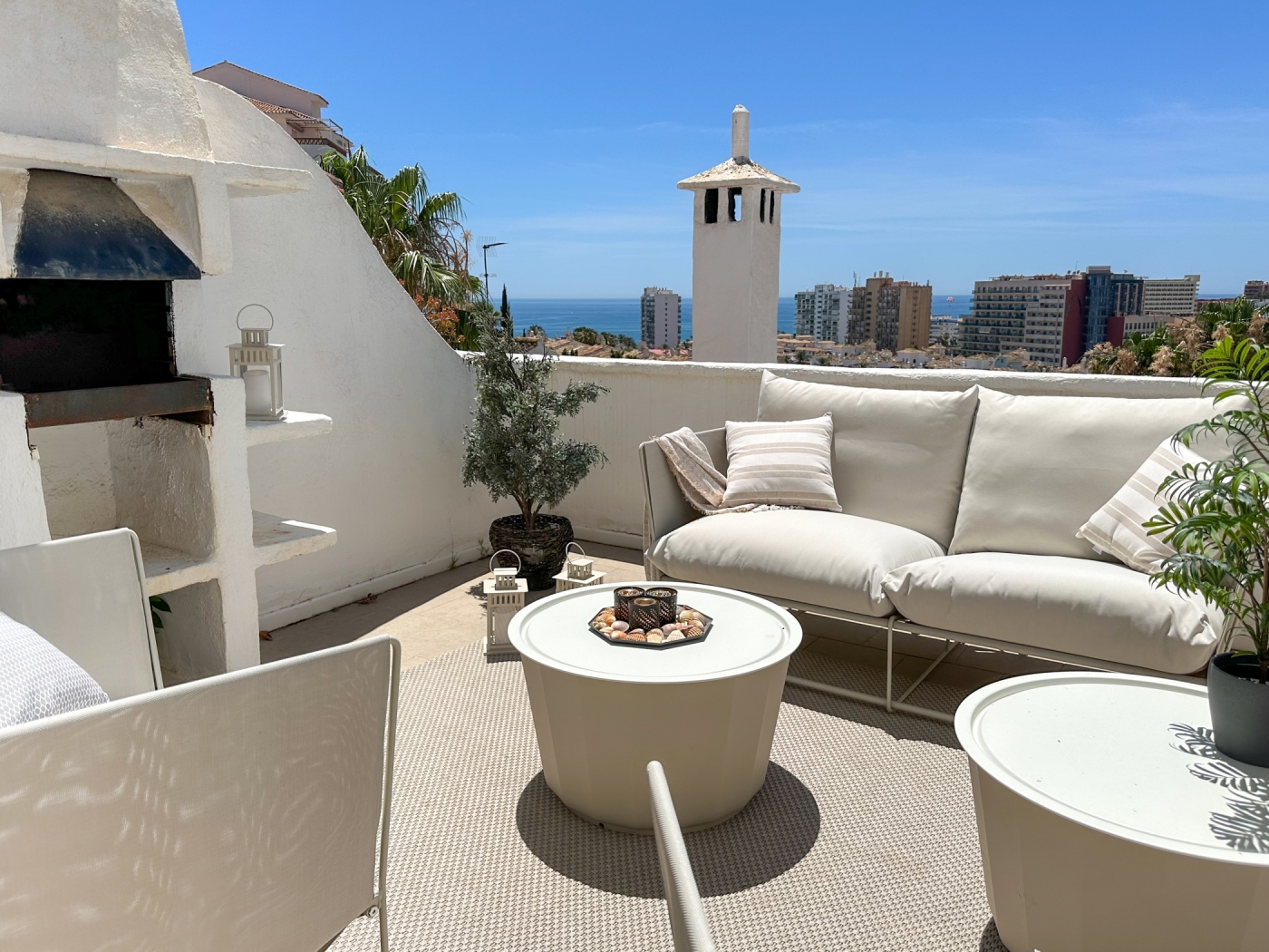 Elegante apartamento de 2 dormitorios con preciosas vistas. en Benalmádena