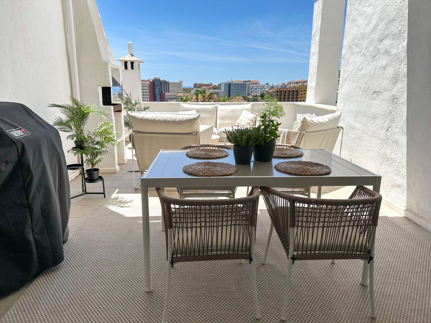 Elegante apartamento de 2 dormitorios con preciosas vistas. en Benalmádena