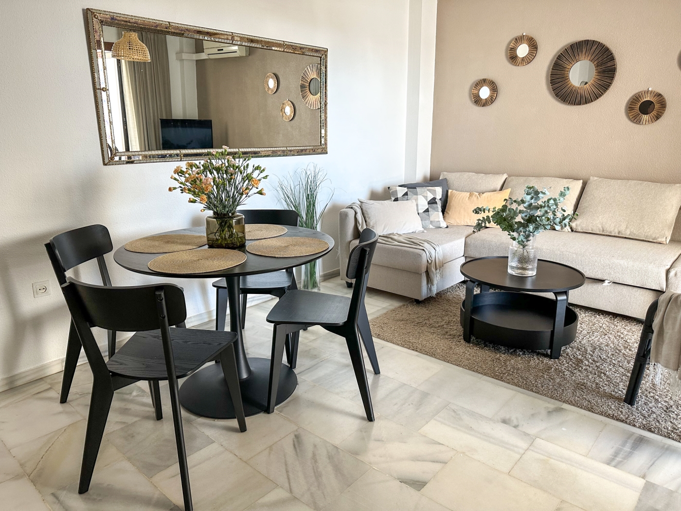 Elegante apartamento de 2 dormitorios con preciosas vistas. en Benalmádena