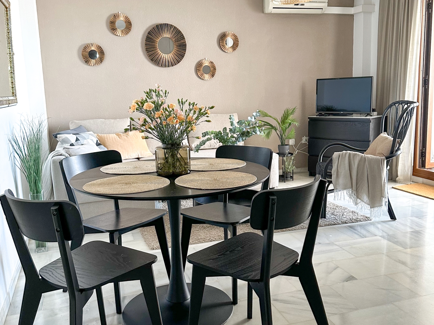 Elegante apartamento de 2 dormitorios con preciosas vistas. en Benalmádena