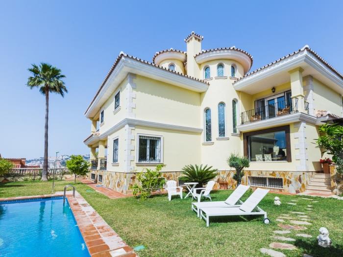 Stunning 6 Bed Villa in Malaga City in Málaga