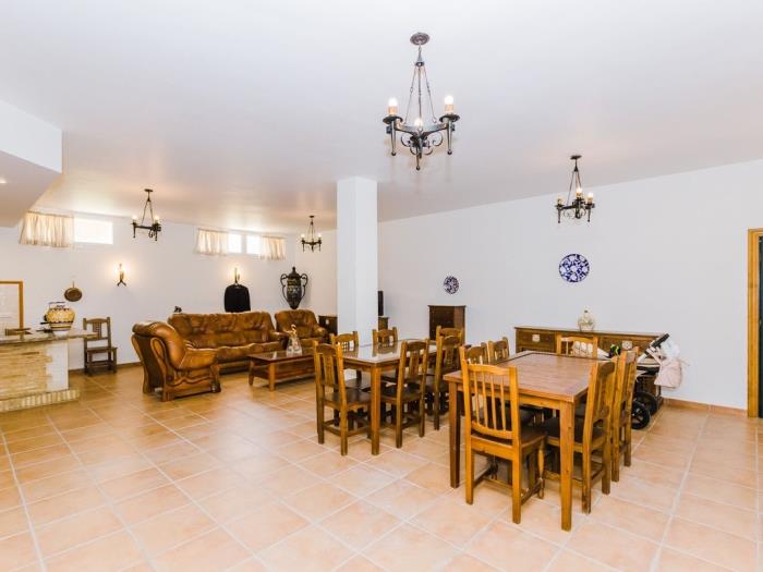 Stunning 6 Bed Villa in Malaga City in Málaga