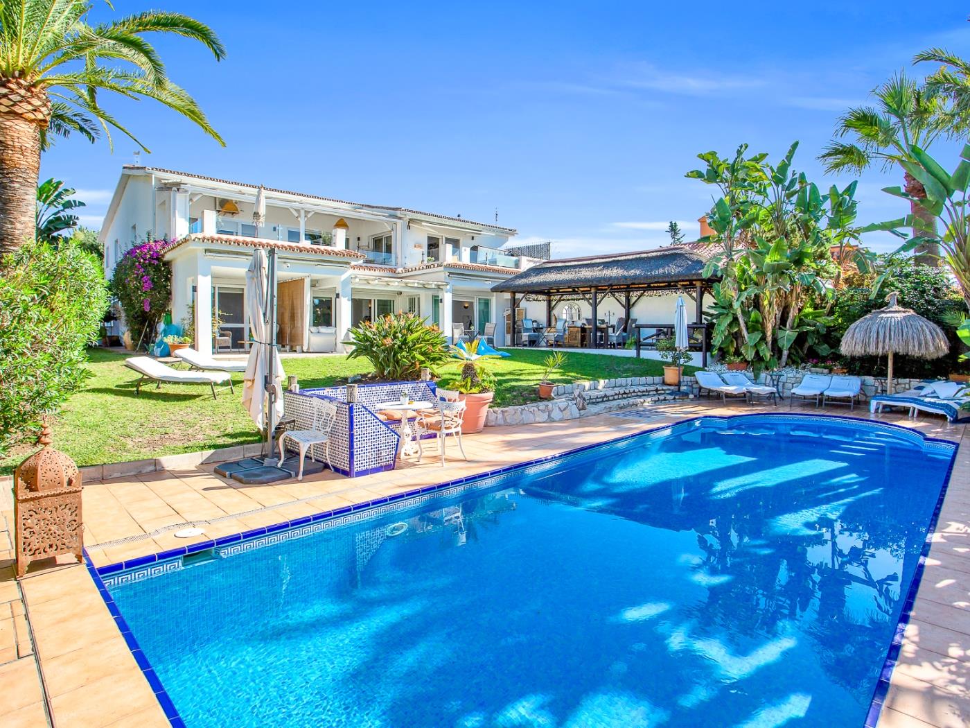 Increíble villa de 6 dormitorios, oportunidad de negocio. en Marbella