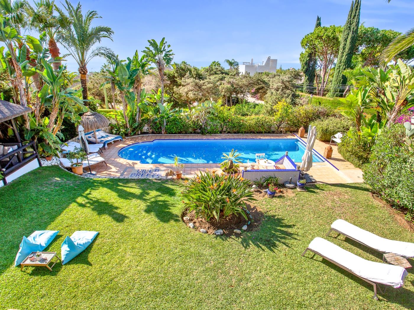 Increíble villa de 6 dormitorios, oportunidad de negocio. en Marbella