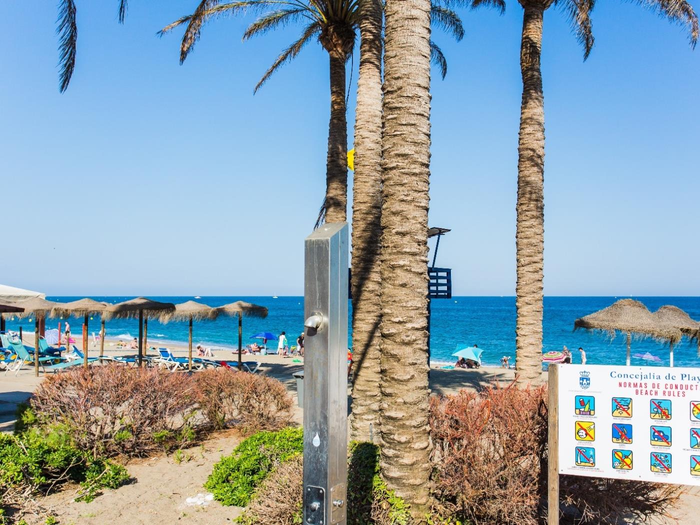 Playa del sol junto al mar en Benalmádena