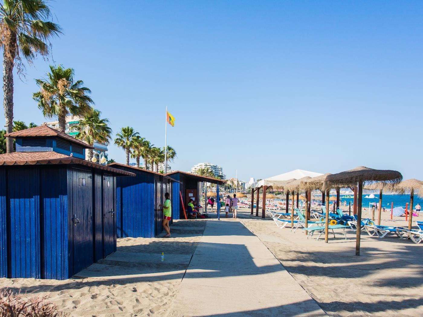 Playa del sol junto al mar en Benalmádena