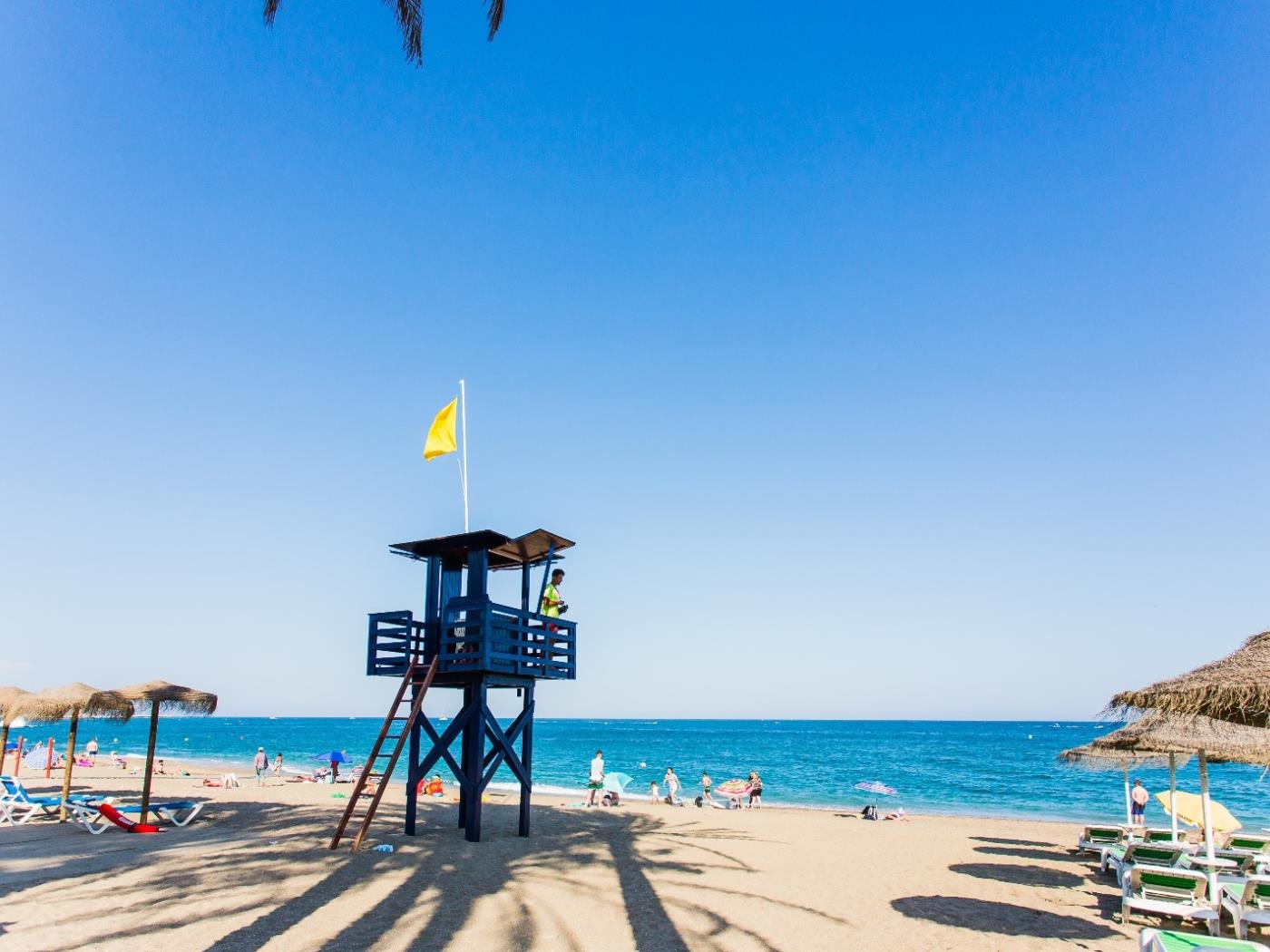 Playa del sol junto al mar en Benalmádena