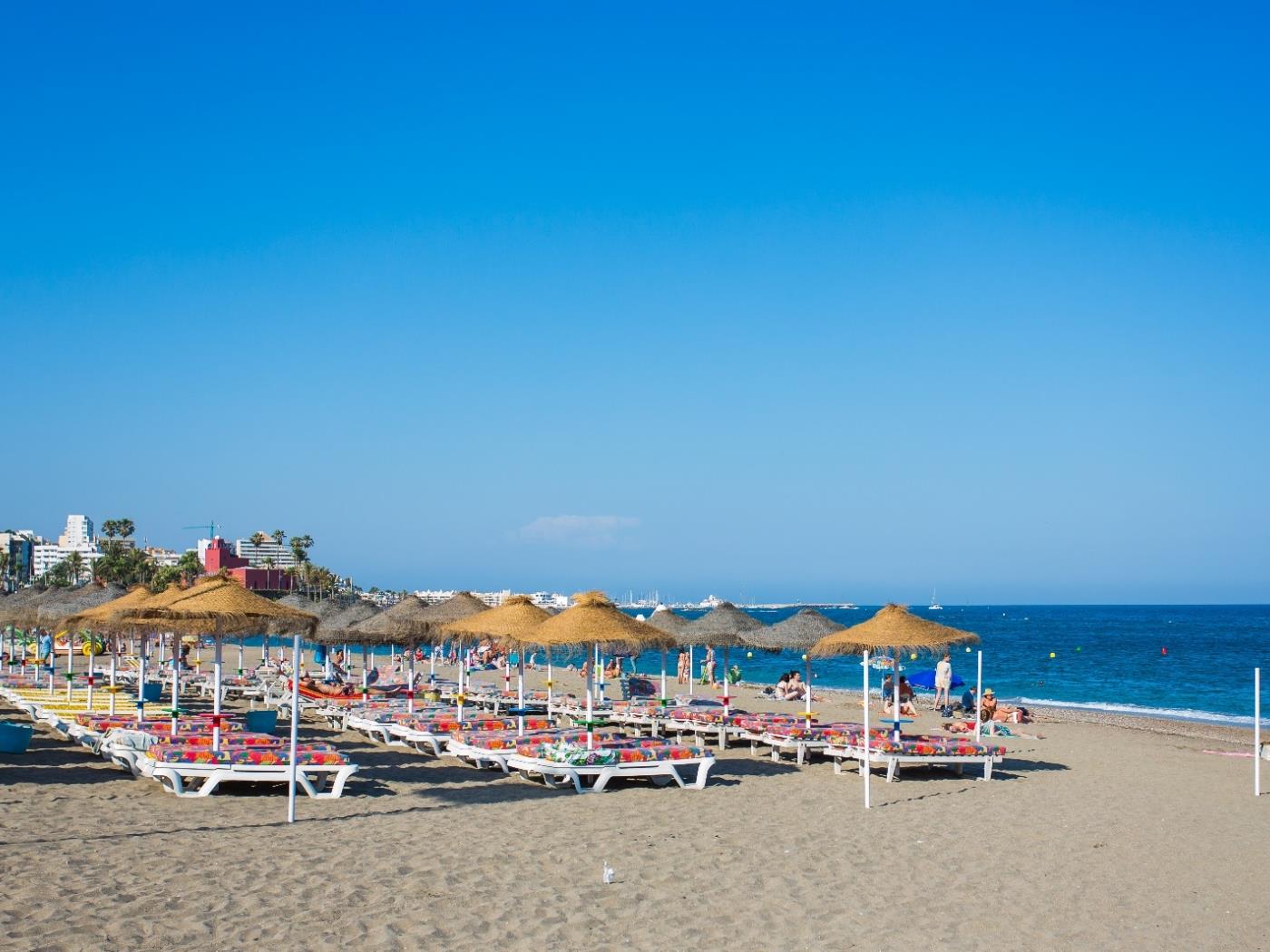 Playa del sol junto al mar en Benalmádena