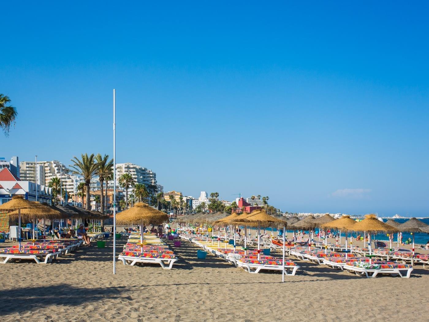 Playa del sol junto al mar en Benalmádena