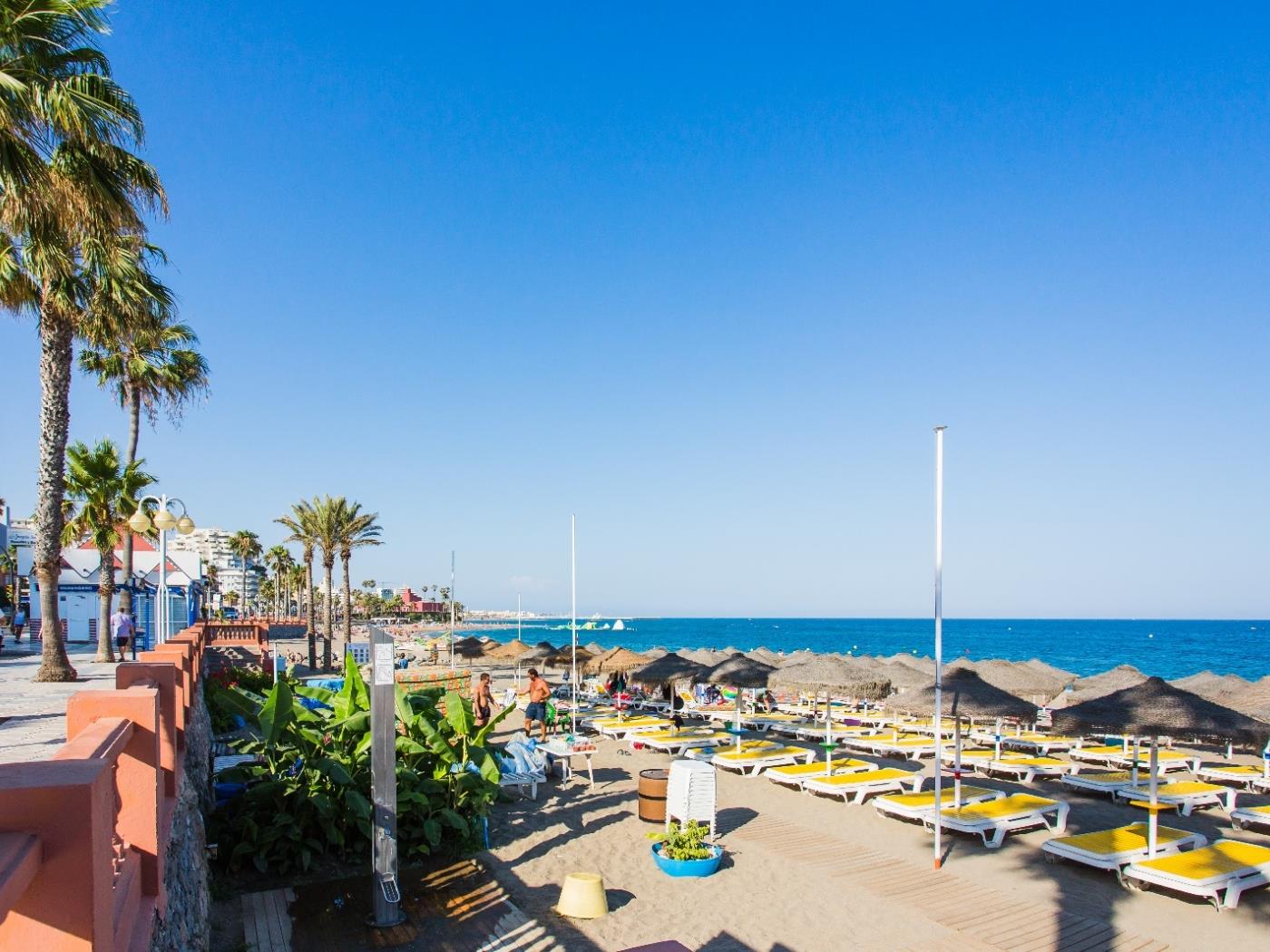 Playa del sol junto al mar en Benalmádena