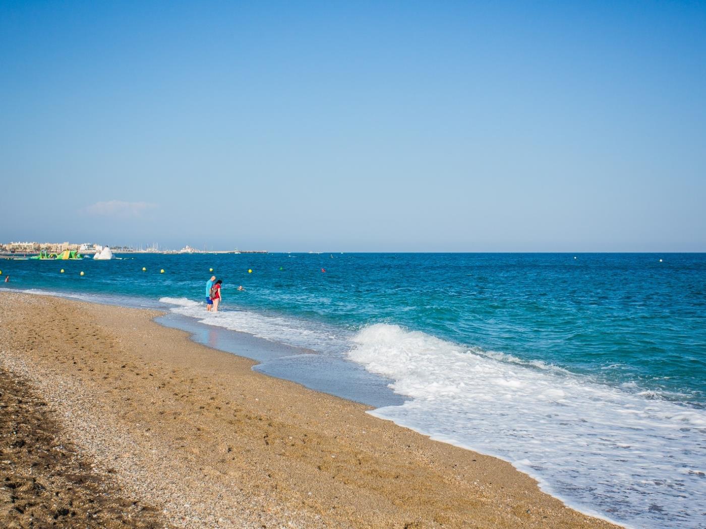 Playa del sol junto al mar en Benalmádena