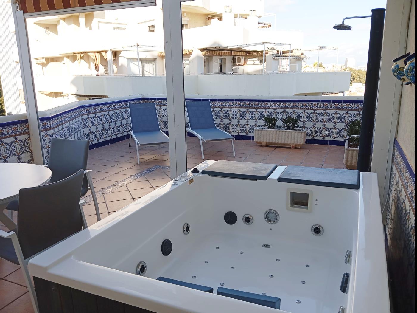 Apartamento de lujo único de 1 dorm. con amplia terraza y jacuzzi en Benalmádena