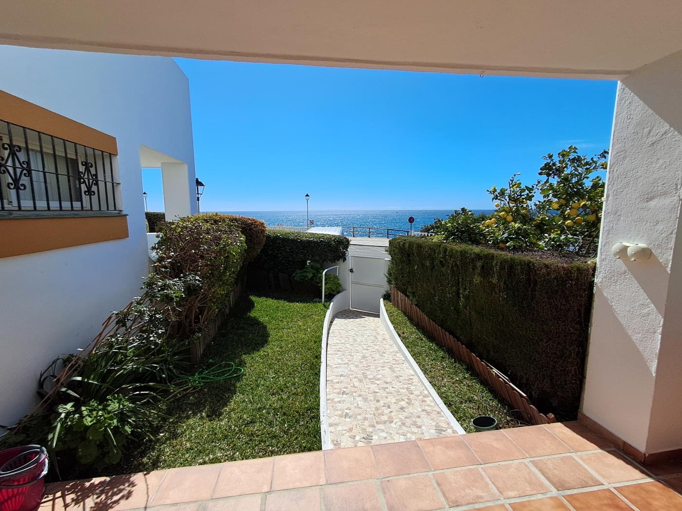 Beachfront Bliss in Torremuelle – Newly Renovated 2-Bedroom Apart in Benalmádena