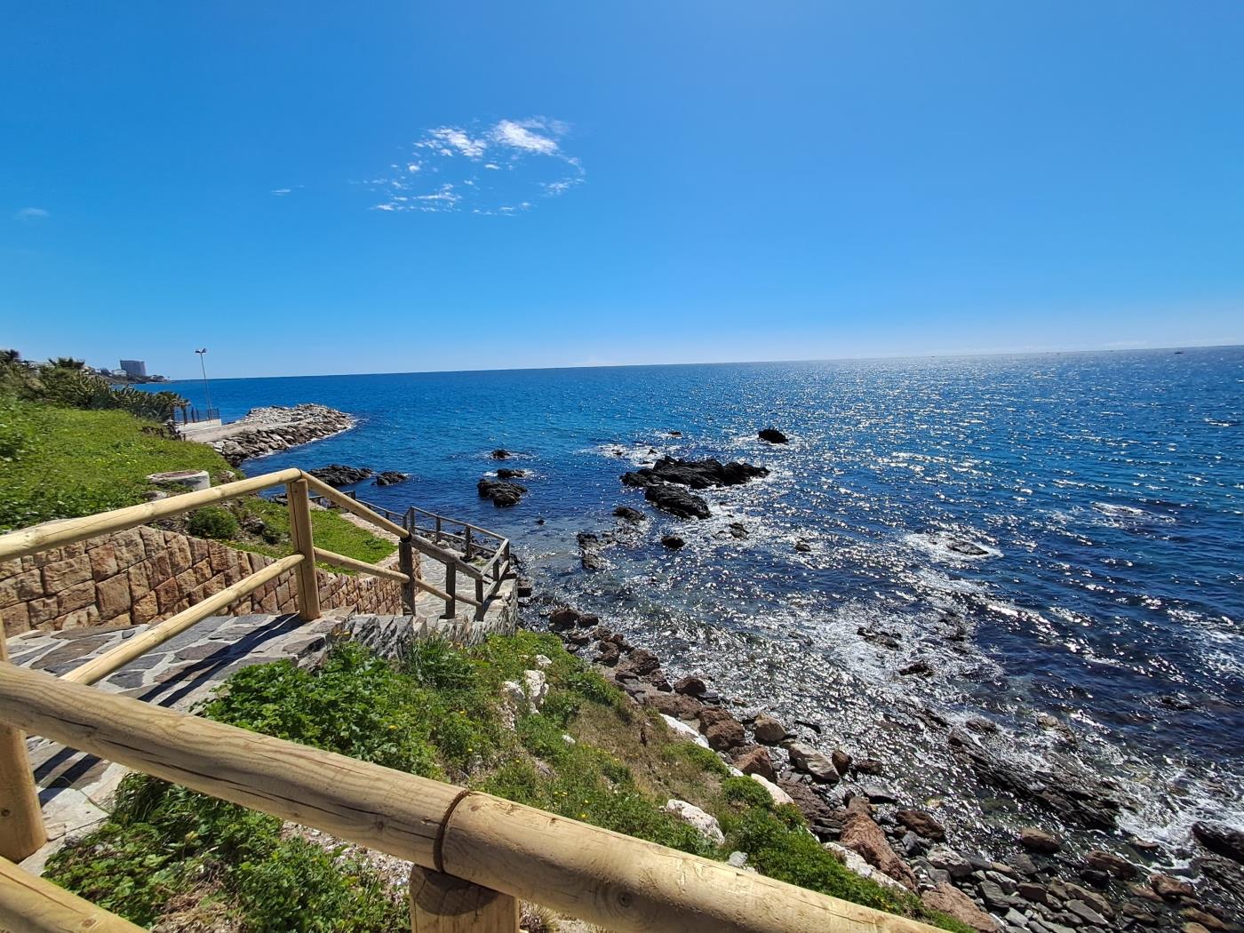 Beachfront Bliss in Torremuelle – Newly Renovated 2-Bedroom Apart in Benalmádena