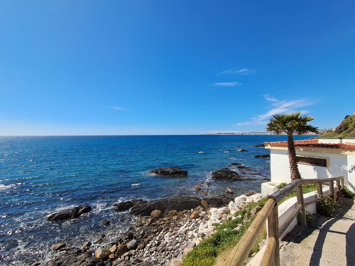 Beachfront Bliss in Torremuelle – Newly Renovated 2-Bedroom Apart in Benalmádena