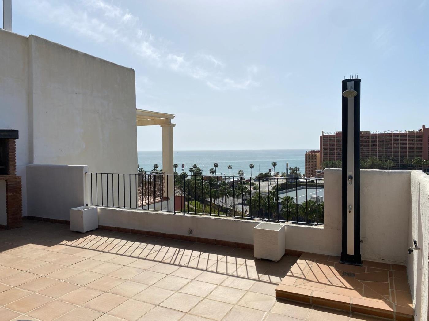 2 bed apartment with two terraces, sea-views and parking! in Benalmádena