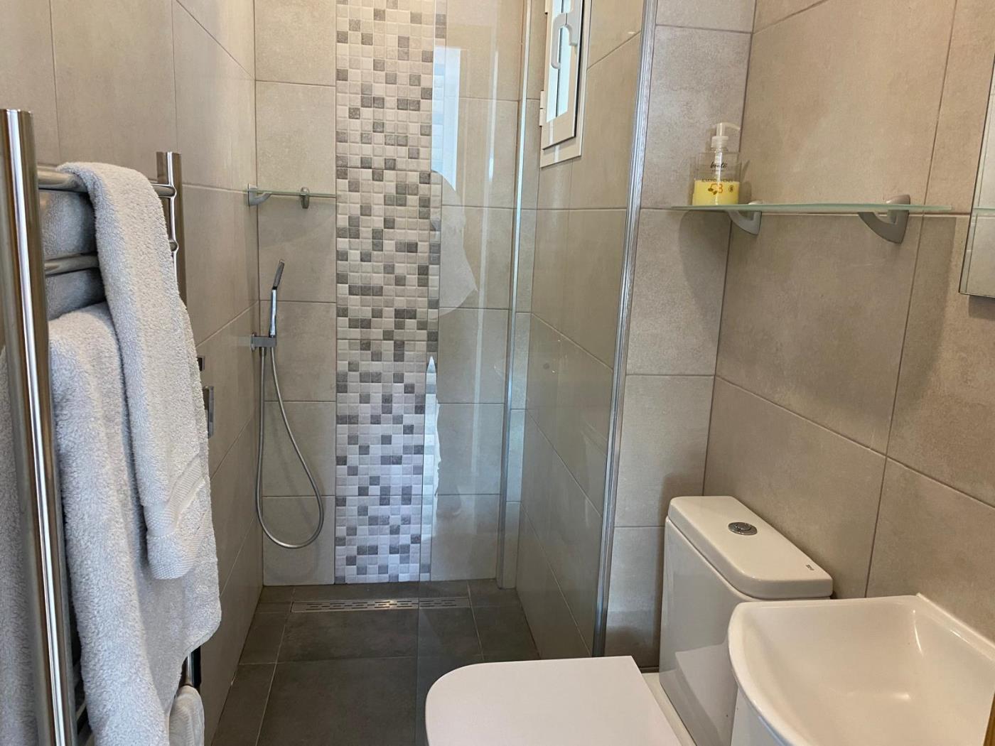 2 bed apartment with two terraces, sea-views and parking! in Benalmádena