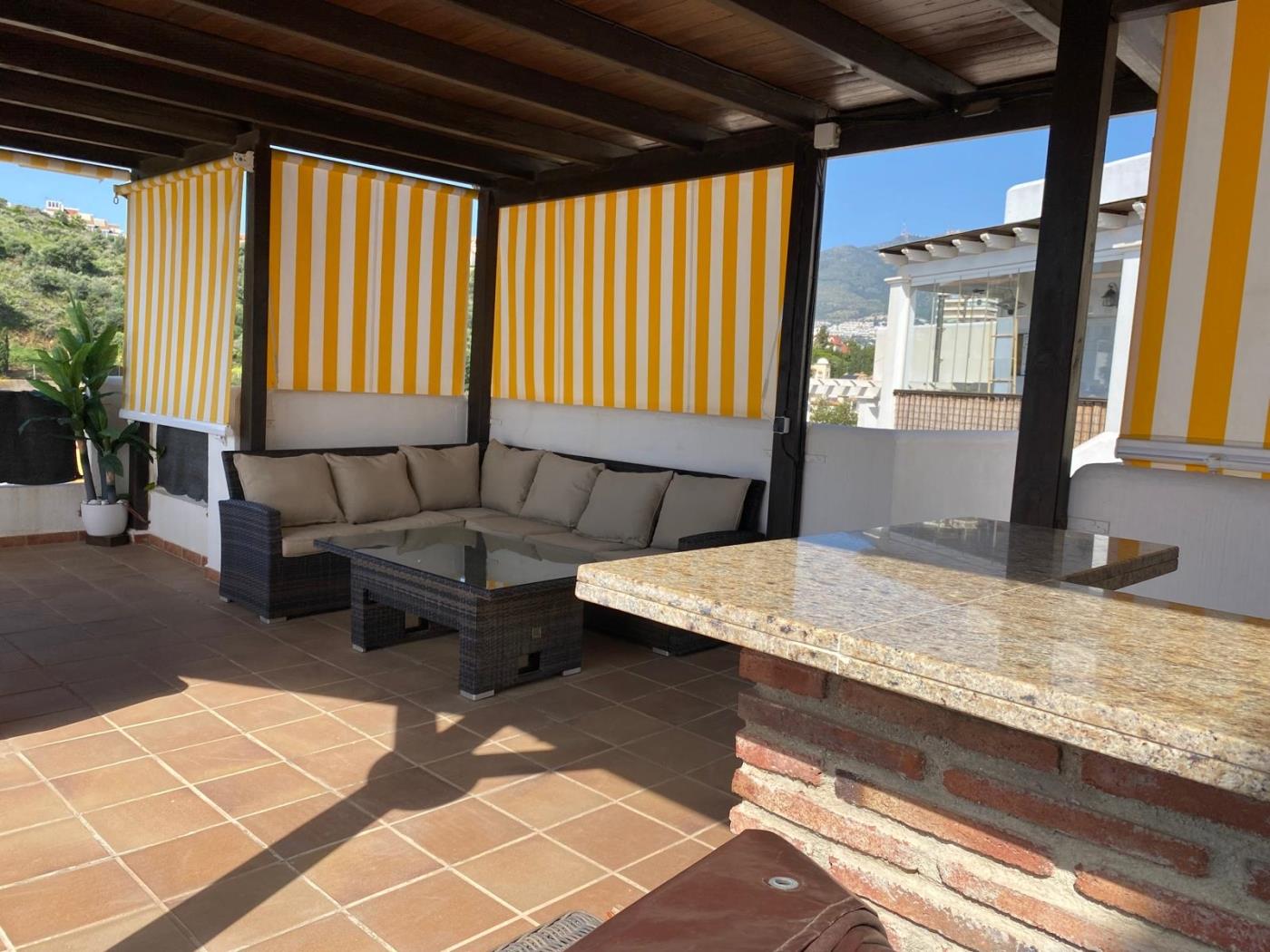 2 bed apartment with two terraces, sea-views and parking! in Benalmádena