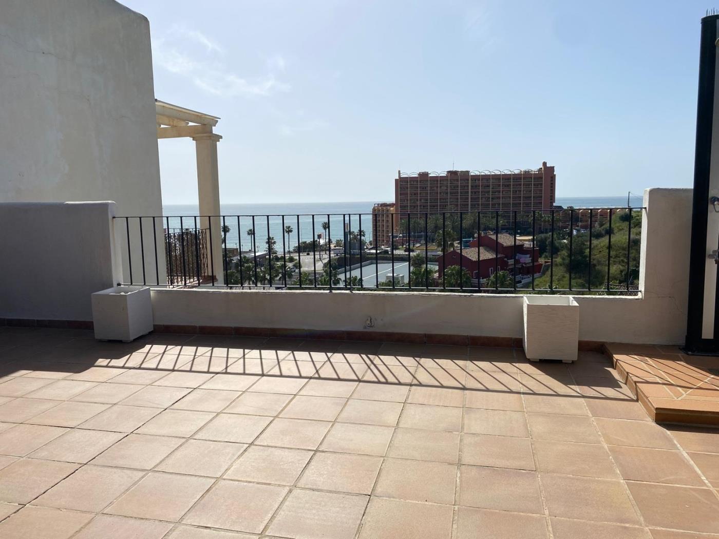 2 bed apartment with two terraces, sea-views and parking! in Benalmádena