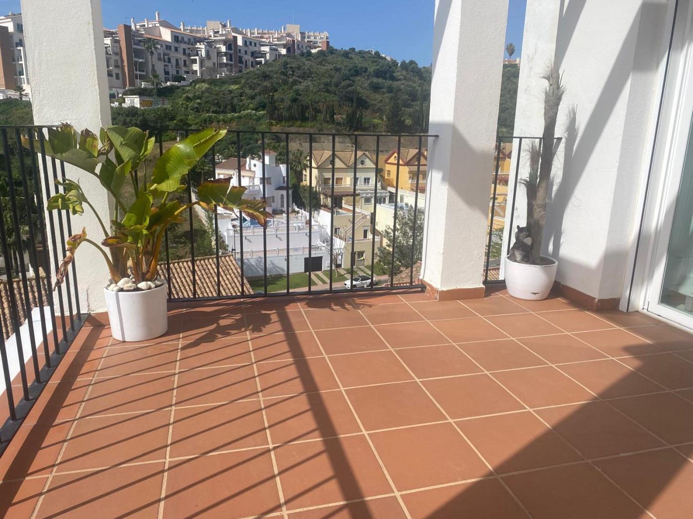 2 bed apartment with two terraces, sea-views and parking! in Benalmádena