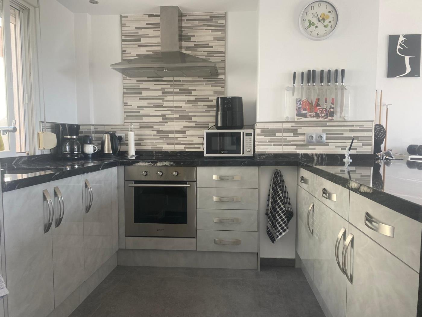 2 bed apartment with two terraces, sea-views and parking! in Benalmádena