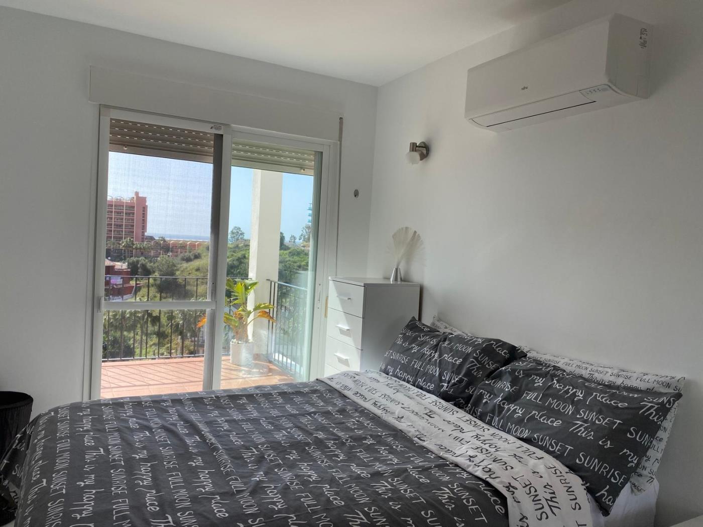 2 bed apartment with two terraces, sea-views and parking! in Benalmádena