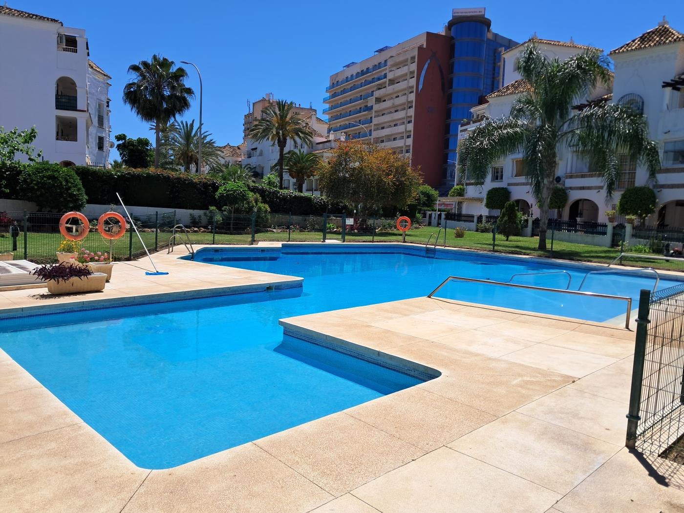 2 dormitorios con vistas a la piscina en Benalmádena en Benalmádena