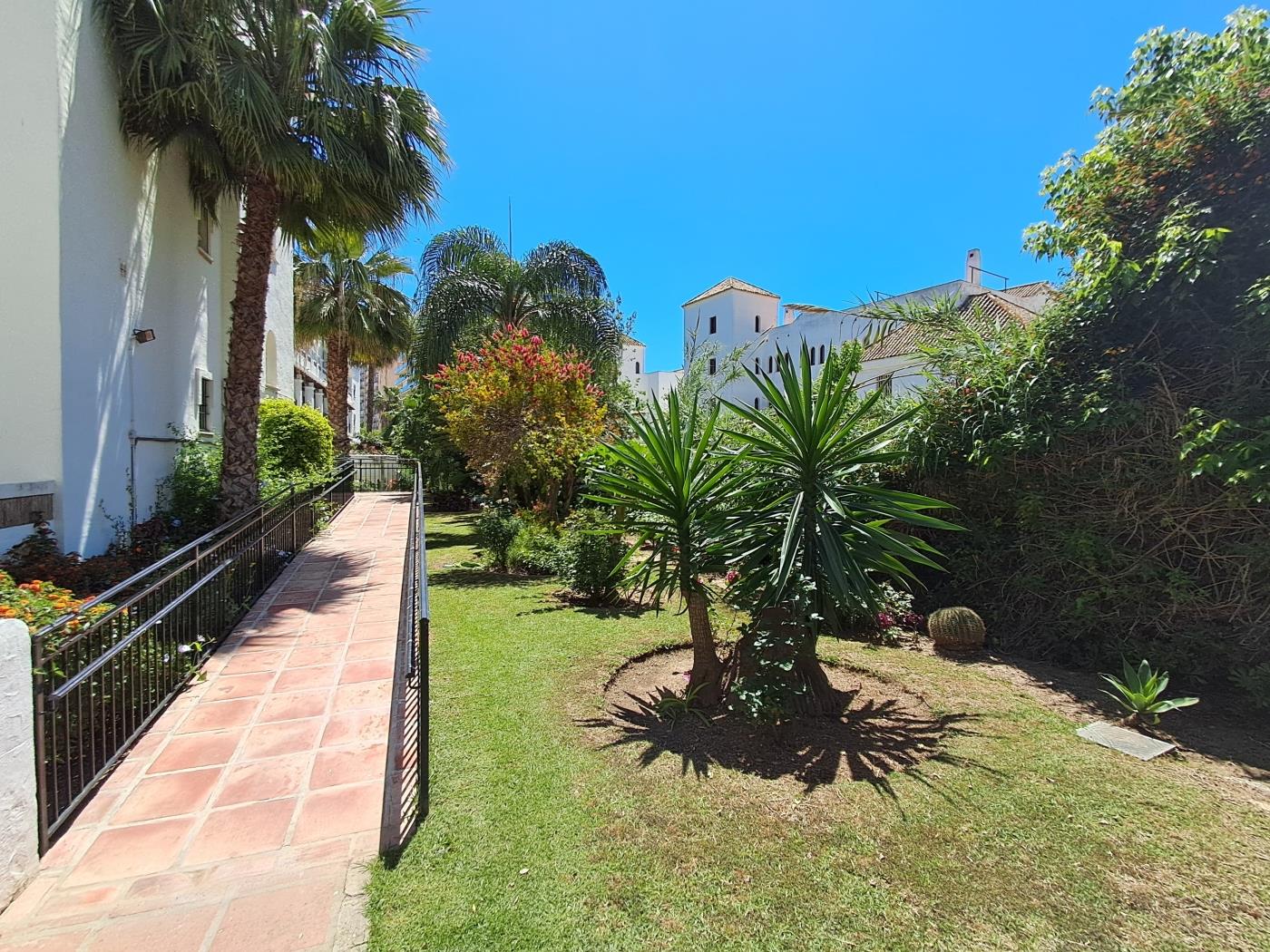 2 dormitorios con vistas a la piscina en Benalmádena en Benalmádena
