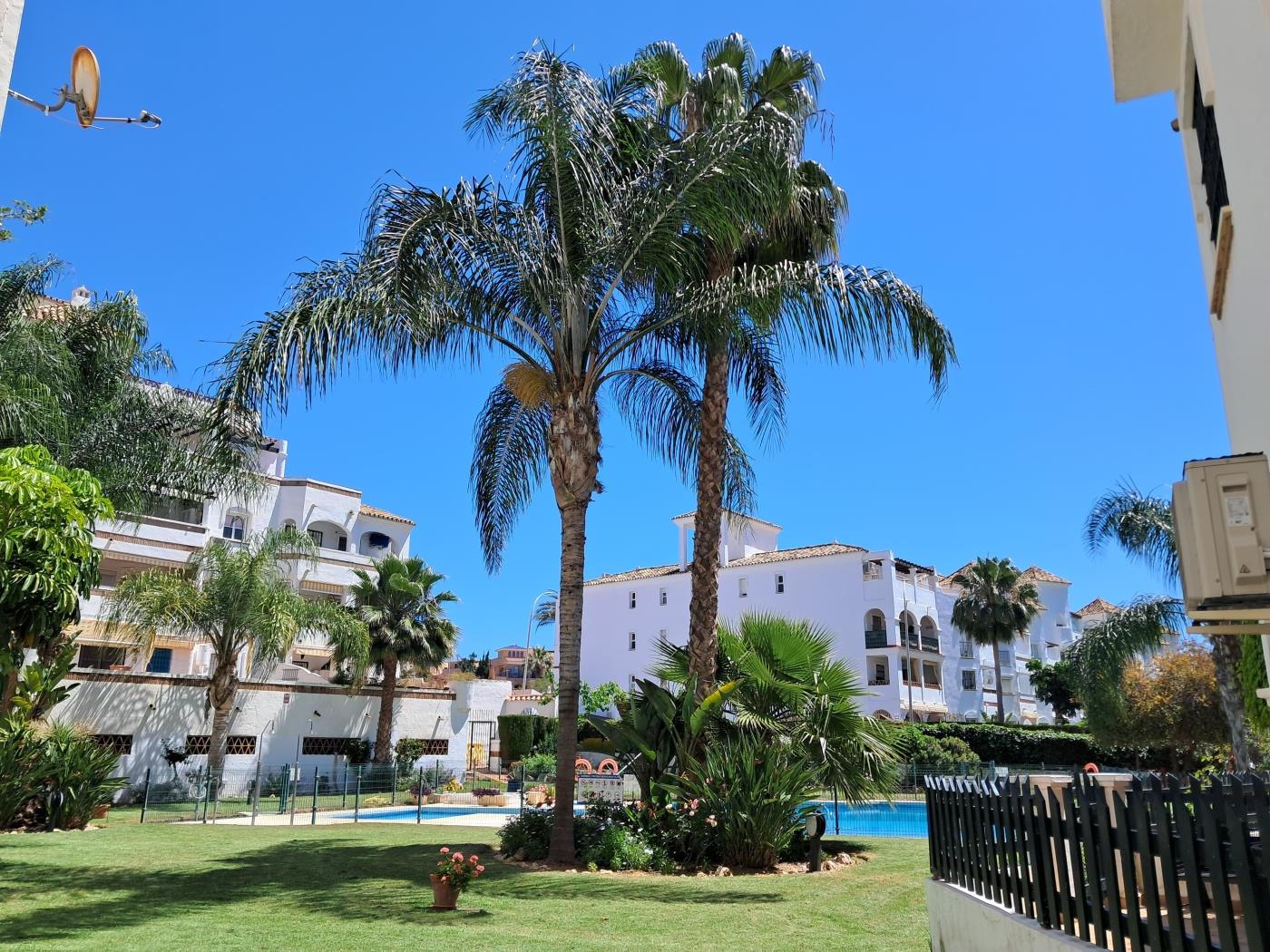 2 dormitorios con vistas a la piscina en Benalmádena en Benalmádena