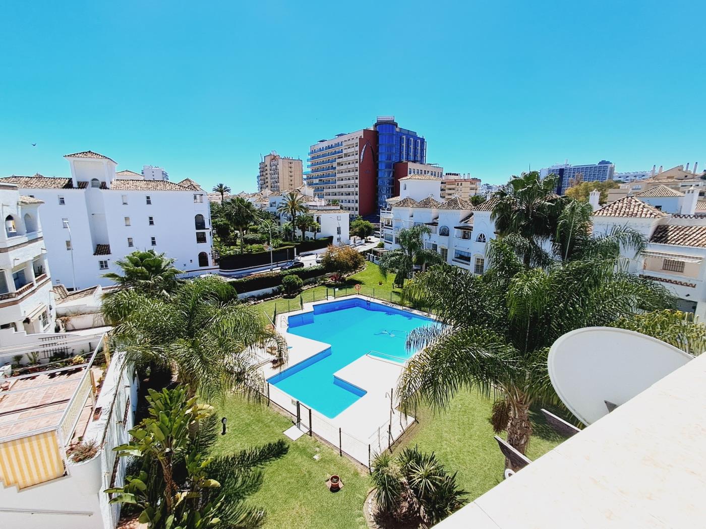 2 dormitorios con vistas a la piscina en Benalmádena en Benalmádena