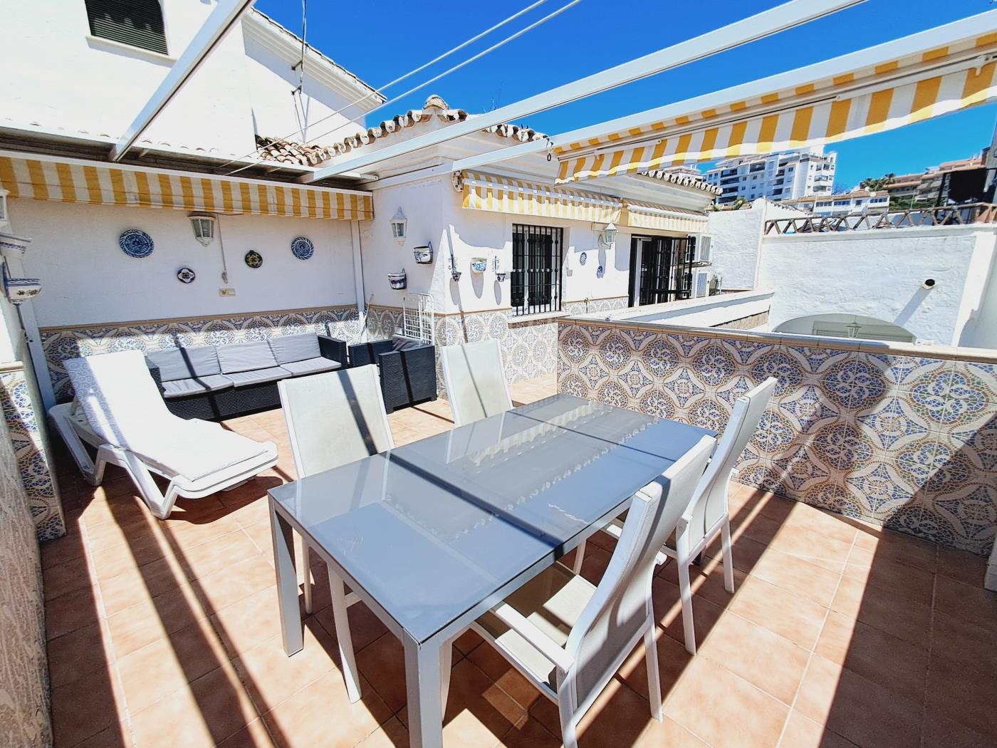 2 dormitorios con vistas a la piscina en Benalmádena en Benalmádena
