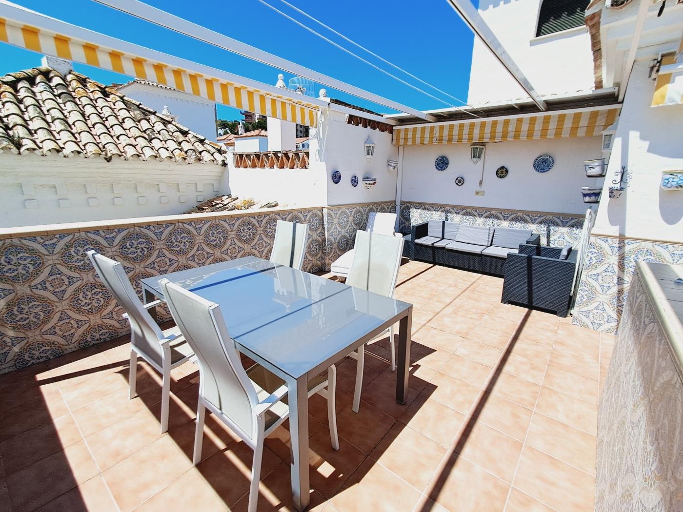 2 dormitorios con vistas a la piscina en Benalmádena en Benalmádena