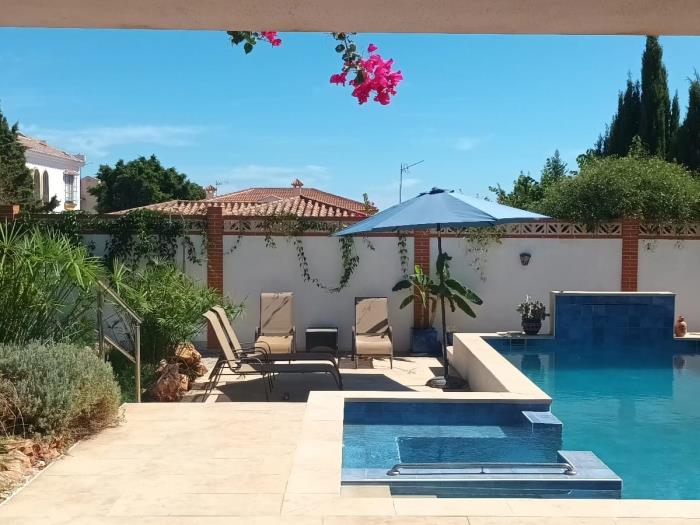 Encantadora villa de 4 dormitorios en Calle Cómpeta en Benalmádena
