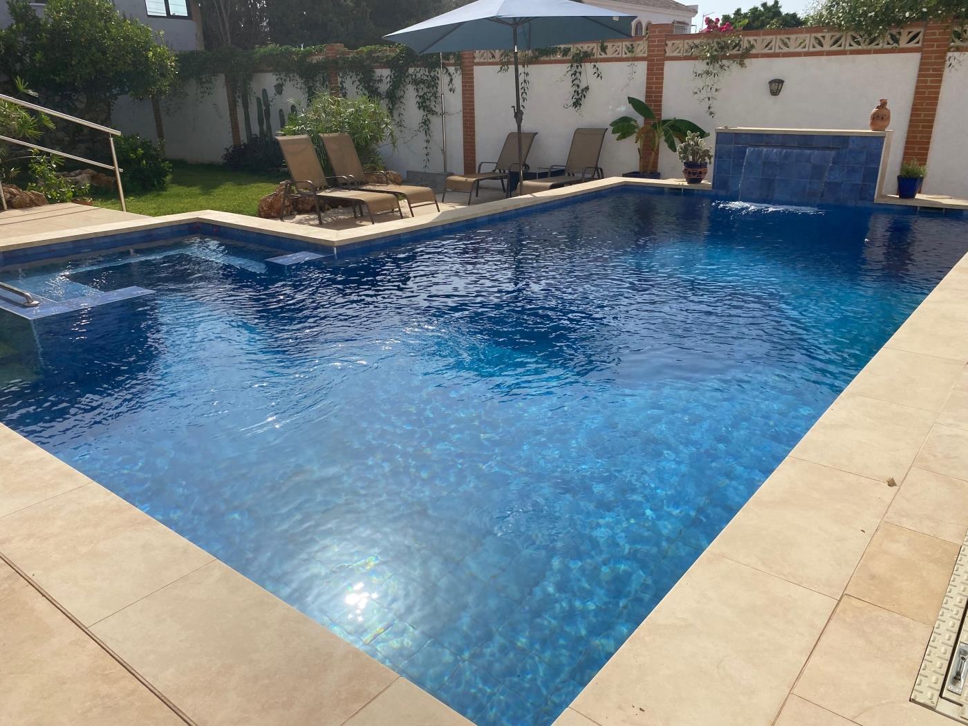 Encantadora villa de 4 dormitorios en Calle Cómpeta en Benalmádena
