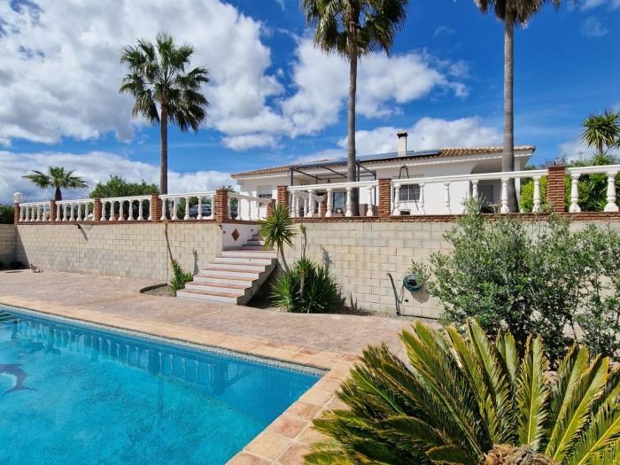 Chalet Independiente con 12.000 m2 de terreno, Guaro en Guaro