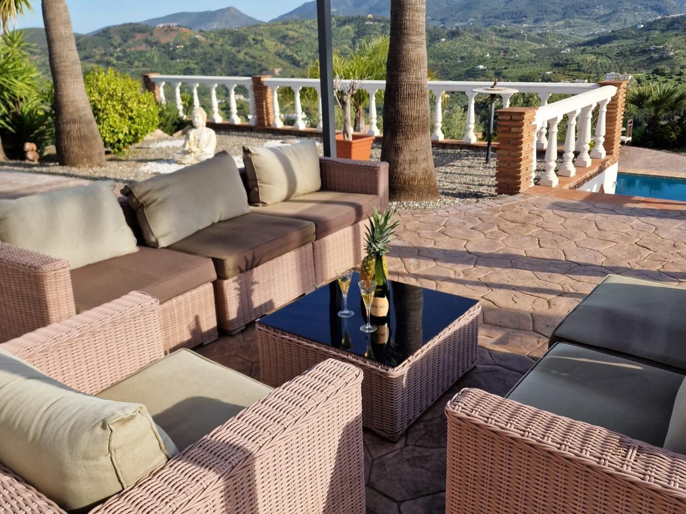 Chalet Independiente con 12.000 m2 de terreno, Guaro en Guaro