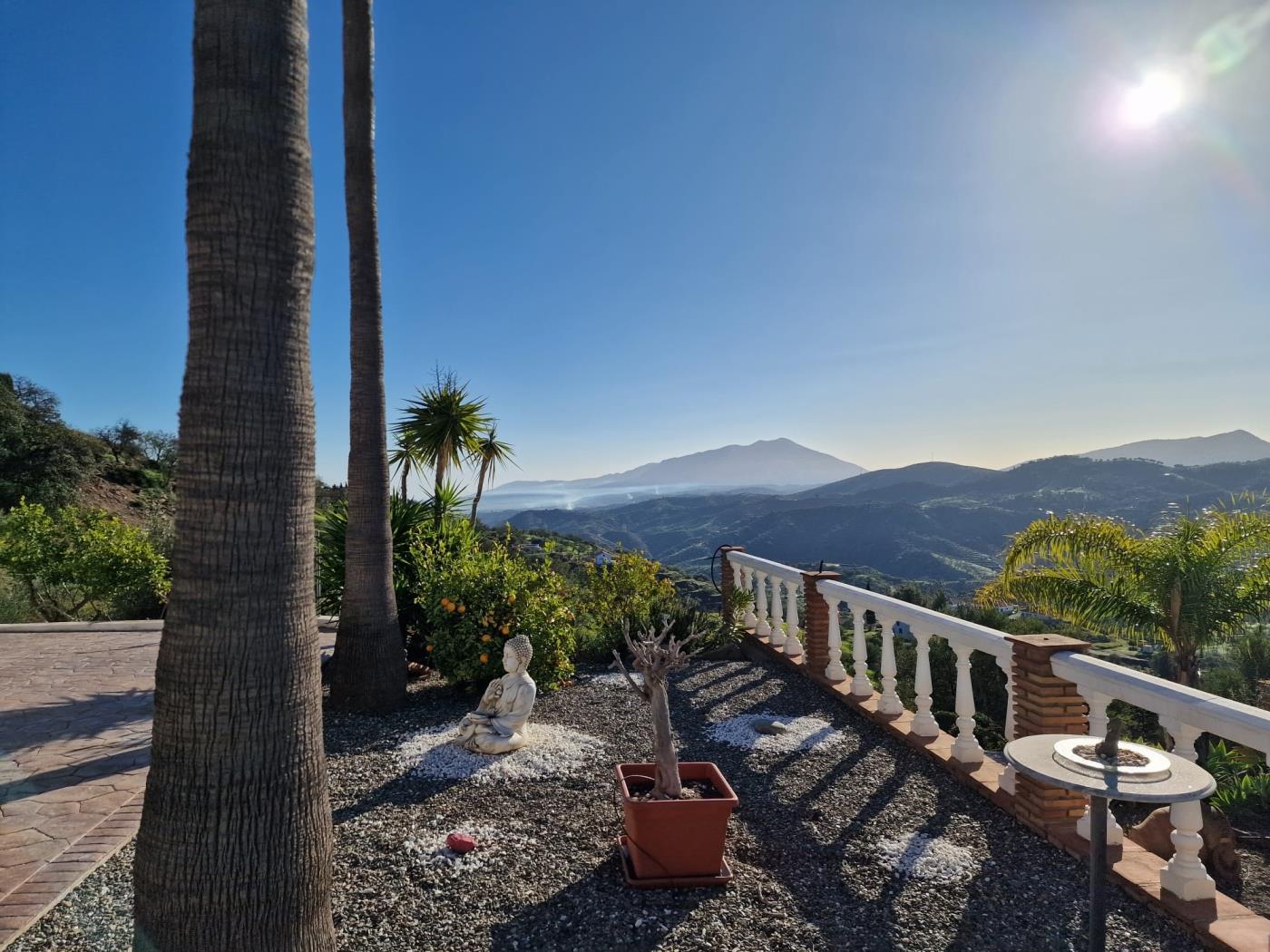 Chalet Independiente con 12.000 m2 de terreno, Guaro en Guaro