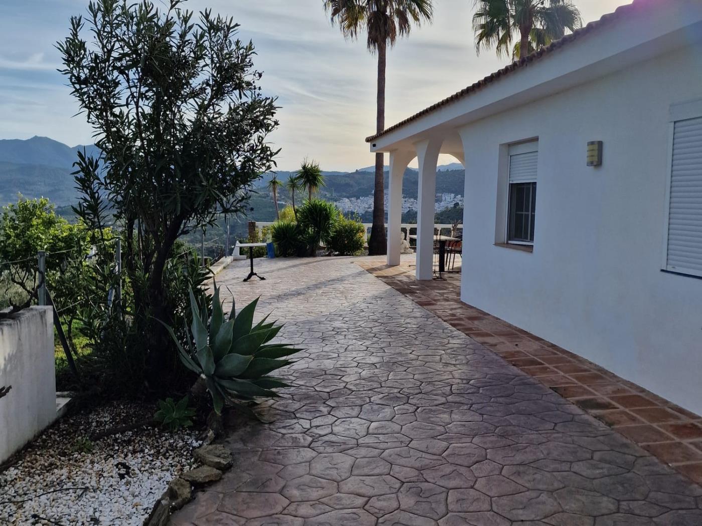 Chalet Independiente con 12.000 m2 de terreno, Guaro en Guaro
