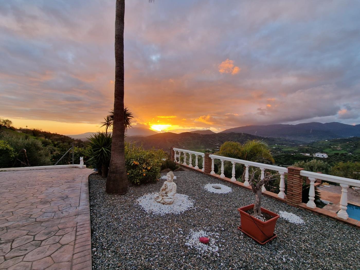 Chalet Independiente con 12.000 m2 de terreno, Guaro en Guaro