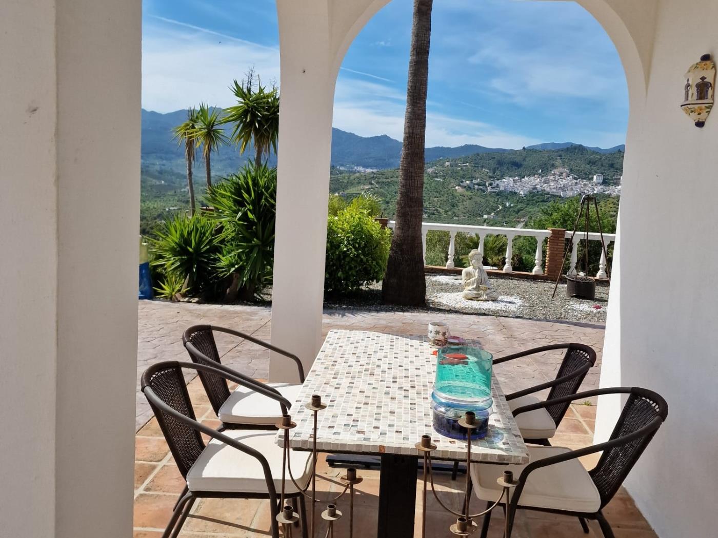 Chalet Independiente con 12.000 m2 de terreno, Guaro en Guaro