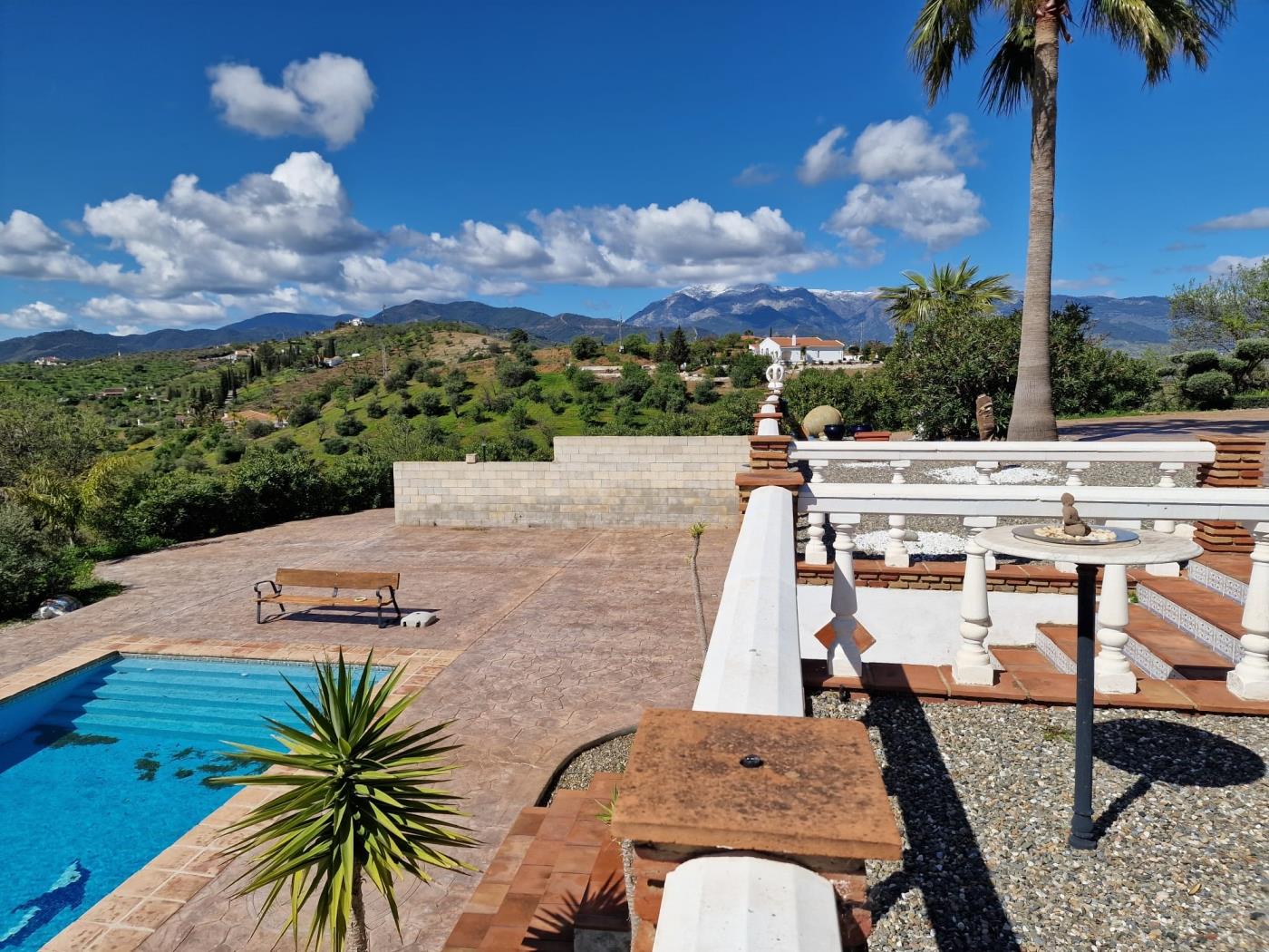 Chalet Independiente con 12.000 m2 de terreno, Guaro en Guaro