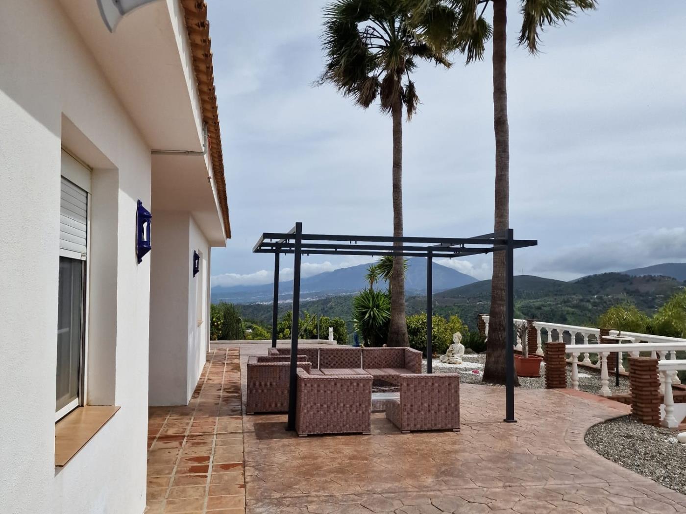 Chalet Independiente con 12.000 m2 de terreno, Guaro en Guaro
