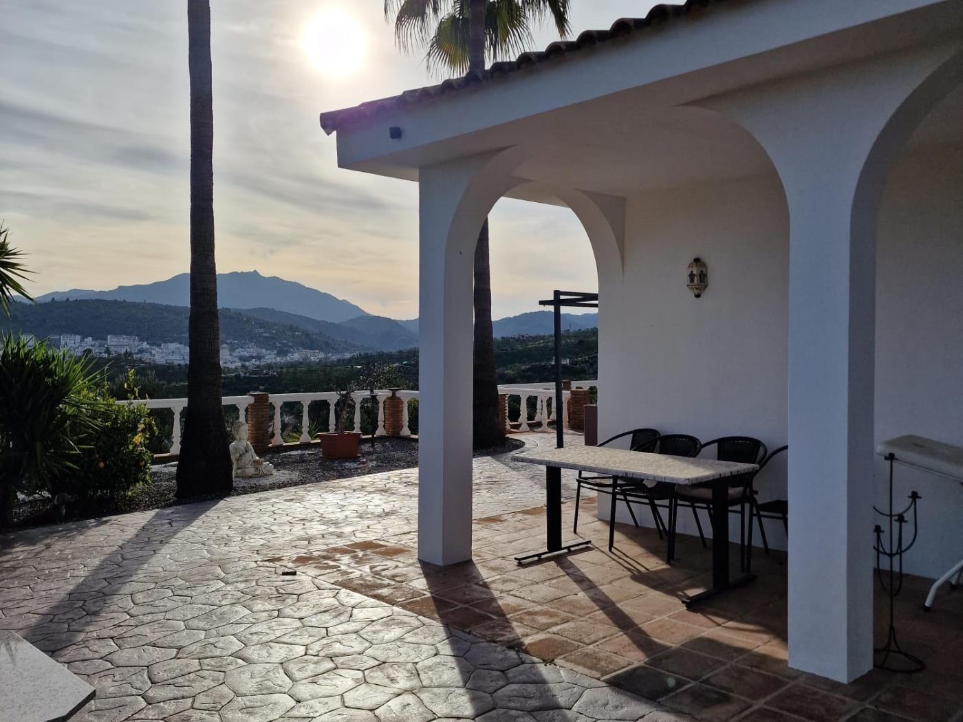 Chalet Independiente con 12.000 m2 de terreno, Guaro en Guaro