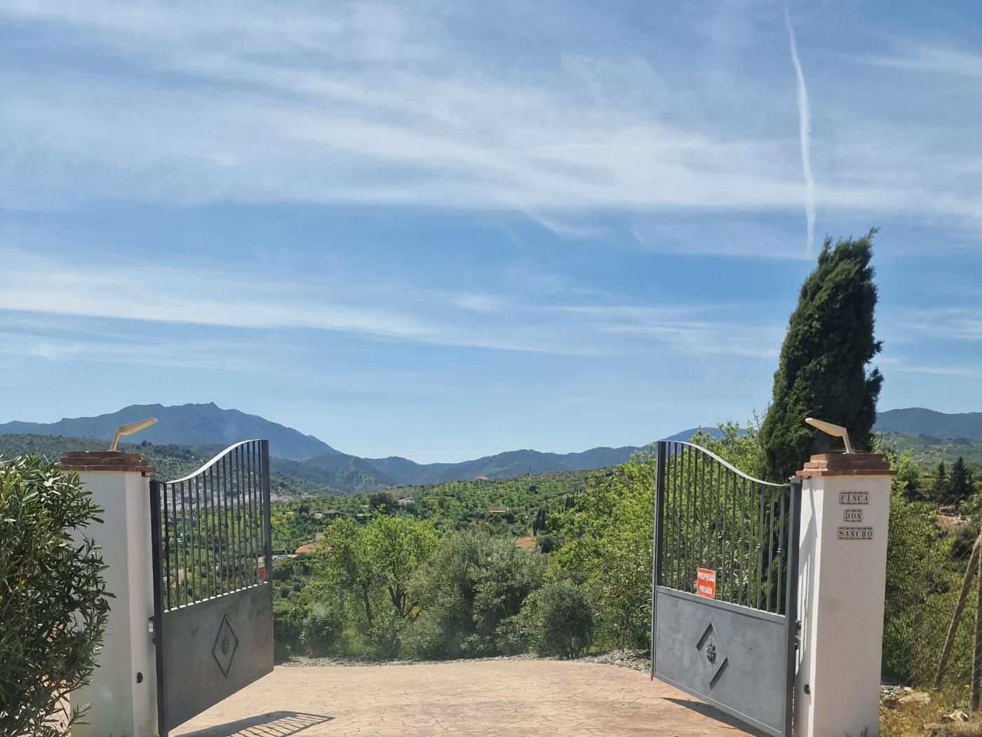 Chalet Independiente con 12.000 m2 de terreno, Guaro en Guaro